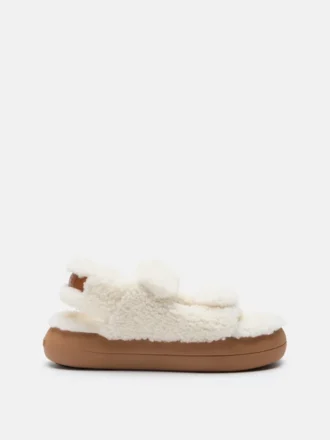 Hvite sandaler i shearling