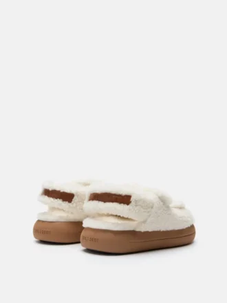 Hvite sandaler i shearling