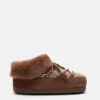 Moon Boot X Guest in Residence Evx Chalet Cocoa Mules i imitert pels Moon Boot X Guest in Residence Evx Chalet Cocoa Mules i imitert pels