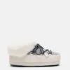 Moon Boot X Guest in Residence Evx Chalet White Sand Mules i imitert pels Moon Boot X Guest in Residence Evx Chalet White Sand Mules i imitert pels