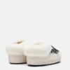 Moon Boot X Guest in Residence Evx Chalet White Sand Mules i imitert pels Moon Boot X Guest in Residence Evx Chalet White Sand Mules i imitert pels